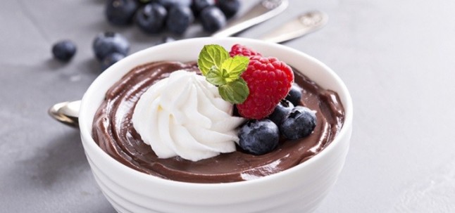 Pastel de cacao y moras