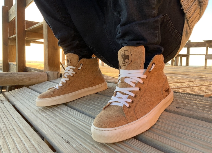 Bullfeet fabrica sneakers y botas con corcho y plástico reciclado del mar
