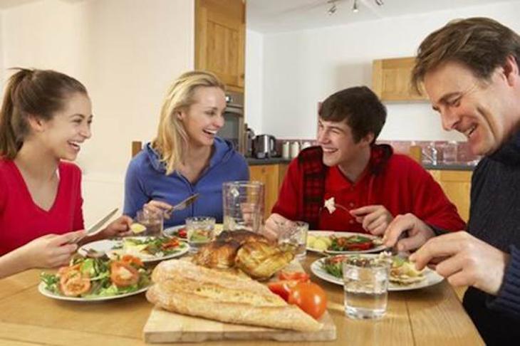 Comer en familia reduce la obesidad y favorece la salud en la adolescencia