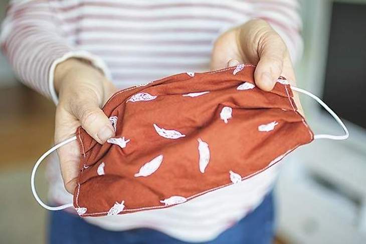 Las mascarillas de tela sí son eficaces y toser en el codo no sirve