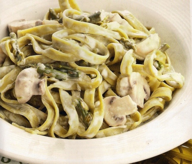 Espirales con verduras salteadas con alcaparras y champiñones