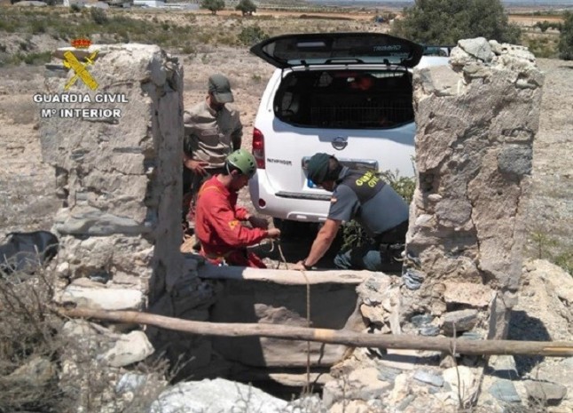 La Benemérita rescata un perro que había caído en un pozo