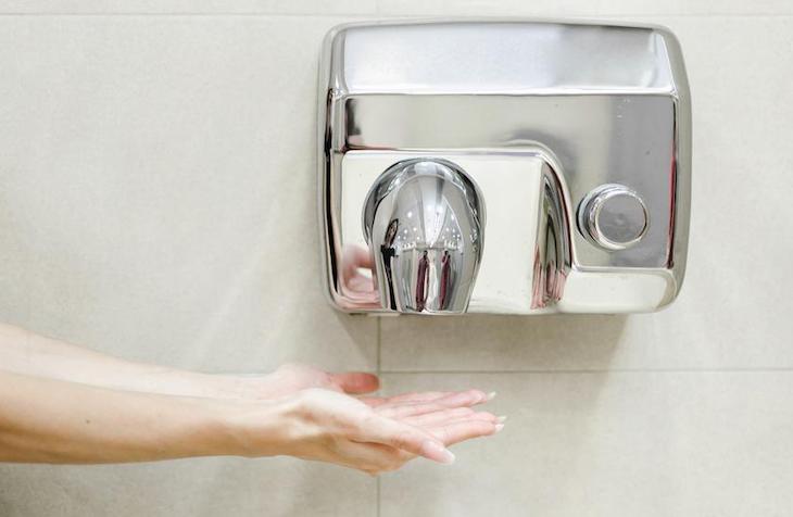 Utiliza siempre toallas de papel y no te fíes de los secadores de manos