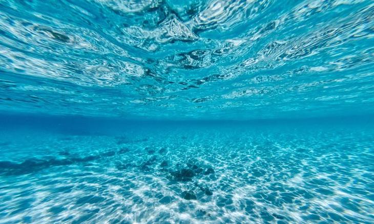 Tecnología verde para convertir agua de mar en agua potable segura y limpia en menos de 30 minutos usando luz solar