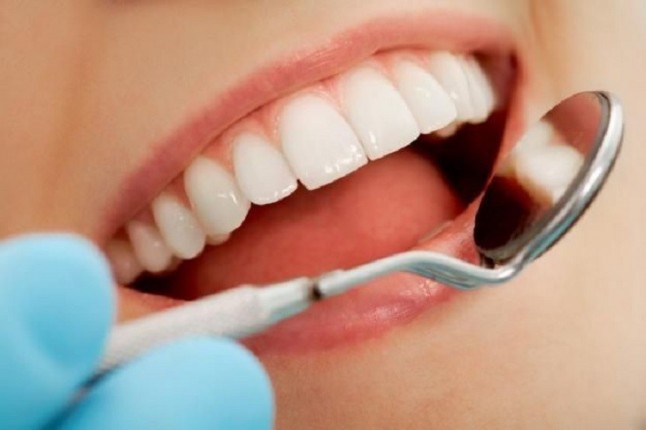 Diseñan un producto natural que repara el esmalte de los dientes y cura la caries