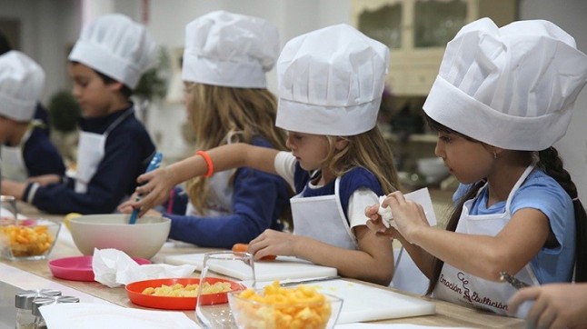 La gran idea de involucrar a los niños en la elaboración de comidas y priorizar frutas y verduras