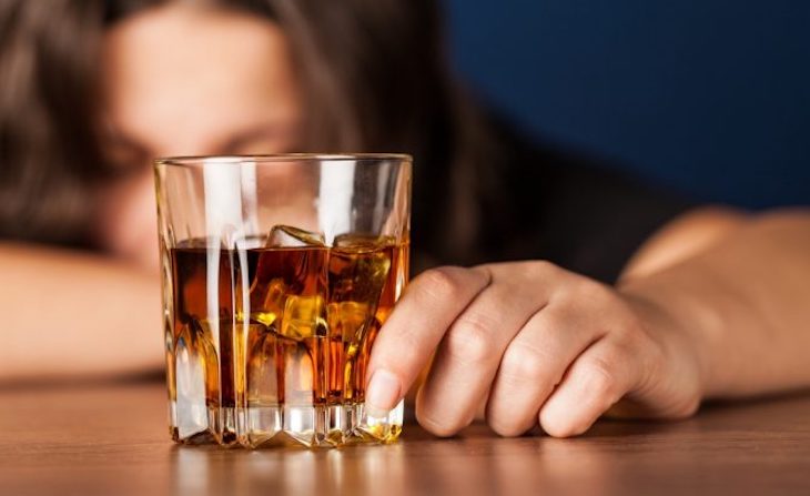 Adolescentes y mayores de 65 años los más propensos al consumo de alcohol