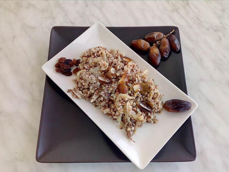 Alforfón o trigo sarraceno frito con dátiles y uvas pasas