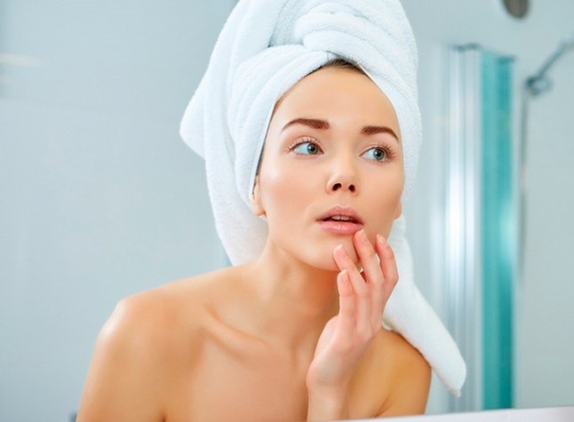 Dormir ocho horas más una alimentación saludable para cuidar la piel tras el verano