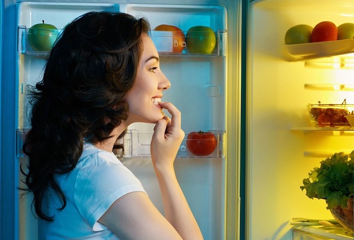 Comer demasiado por la noche no es saludable