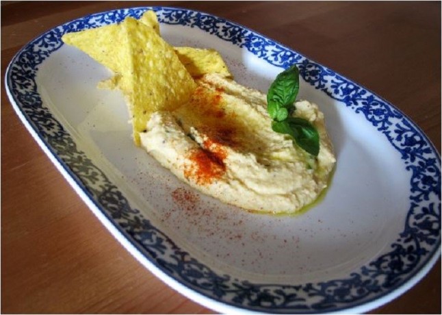 Hummus con yogur de cabra acompañado de nachos al comino