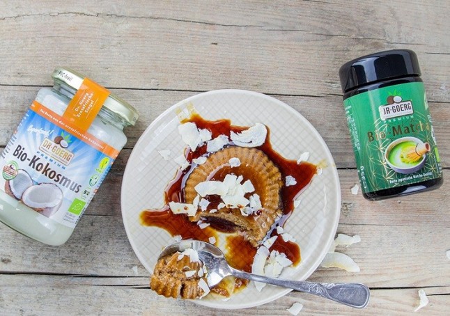 Panna cotta de coco vegano con jarabe de matcha