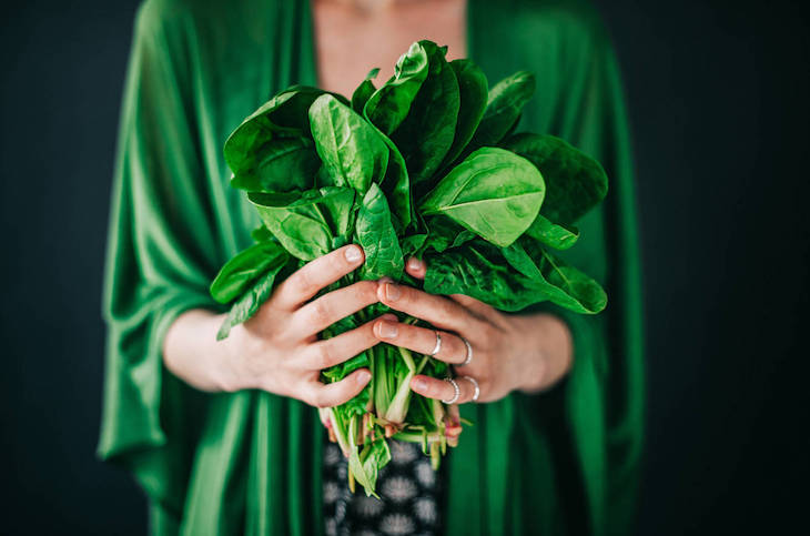 Come verduras de hoja verde para aumentar la función muscular