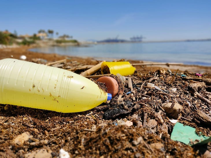 Tecnología verde para evitar el vertido de plásticos al mar en una playa de Tarragona