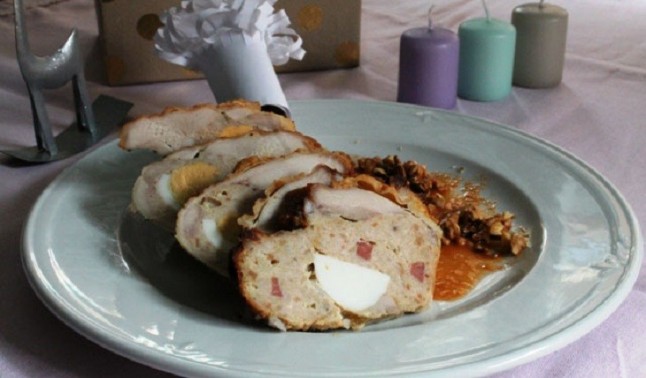 Pollo especiado relleno de castañas en salsa de granada