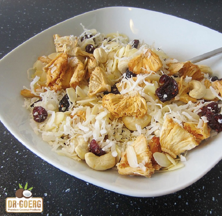 Desayuno con muesli sin gluten con piña y coco