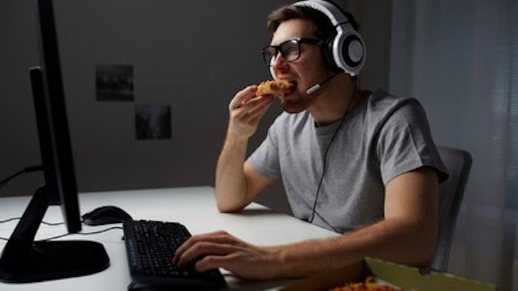 Una hora frente a la pantalla: ‘COMIDA BASURA’