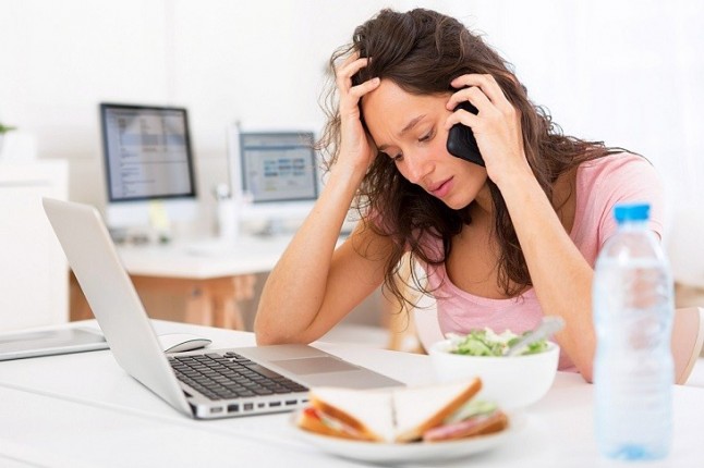 Ni se te ocurra comer frente a tu ordenador en el trabajo