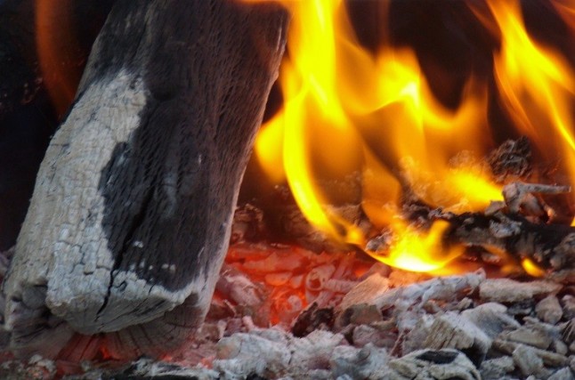 Cocinar con madera o carbón es una muy mala idea