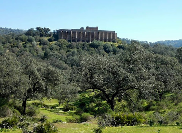 Ponen a punto la ruta senderista de Munigua en Villanueva del Río y Minas