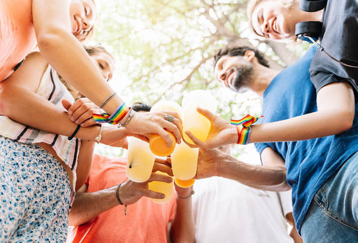 Asiste a un botellón y luego coge un taxi para la UCI
