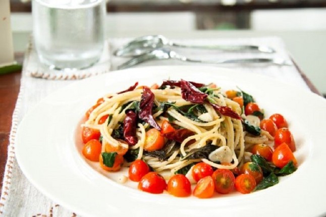 Pasta italiana con tomate Cherry y espinacas