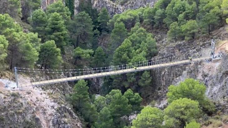 La Gran Senda de Málaga se enriquece con uno de los tres puentes colgantes más grandes de España en espacios naturales