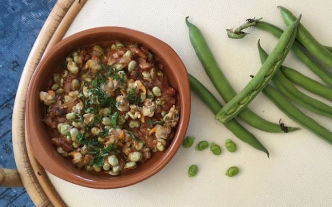 Habitas con berberechos al ajillo