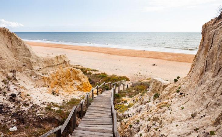 La pasarela de Cuesta Maneli ofrece un paseo por uno de los complejos de dunas de mayor valor ecológico de Europa