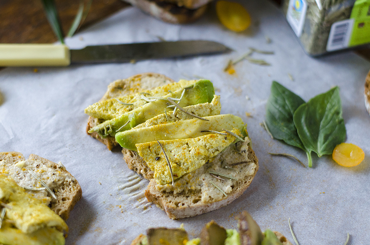 Tostada con tofu y crema de anacardos