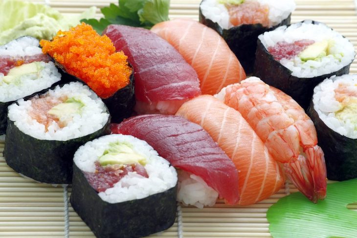 Un consumo de sushi variado y moderado es saludable sin exceso de atún