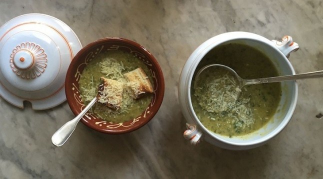 Caldo de garbanzos y kale al limón