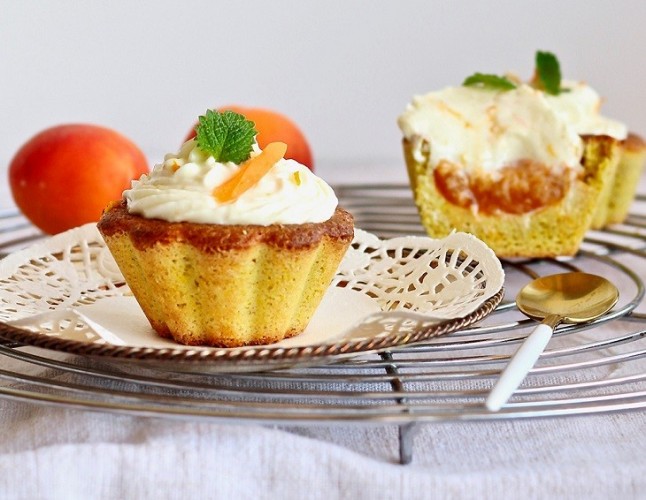 Magdalenas con coco y albaricoque glaseadas con naranja