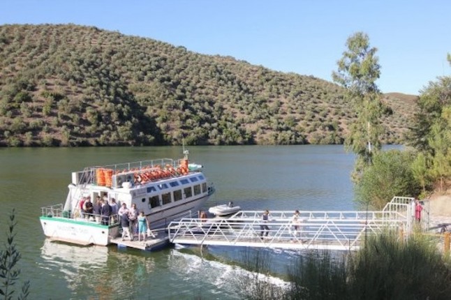 El nuevo barco turístico que recorrerá la Reserva de la Biosfera de Monfragüe permitirá la observación de aves