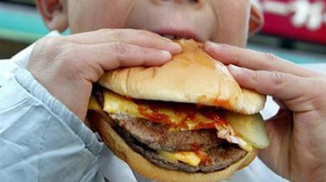 Ojo con la publicidad perniciosa de alimentos poco saludables con las que bombardean a tus hijos