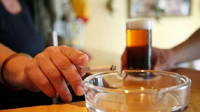 La malísima idea de consumir alcohol y fumar tabaco