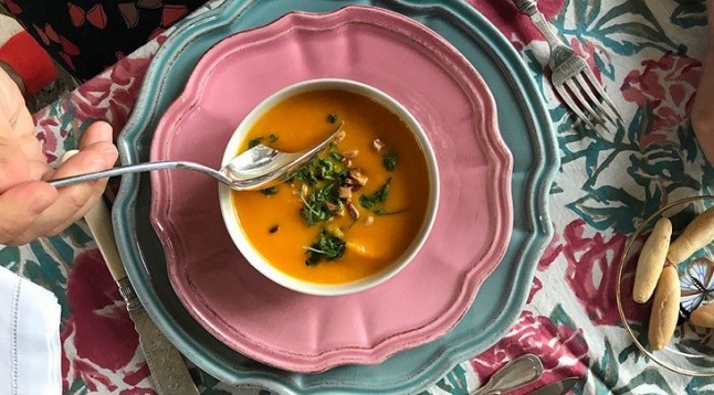 Crema de zanahoria a la naranja con almendras picadas