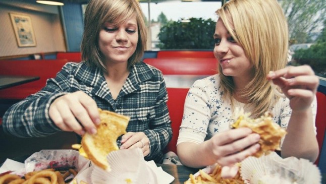 El alcohol da ganas de comer comida basura