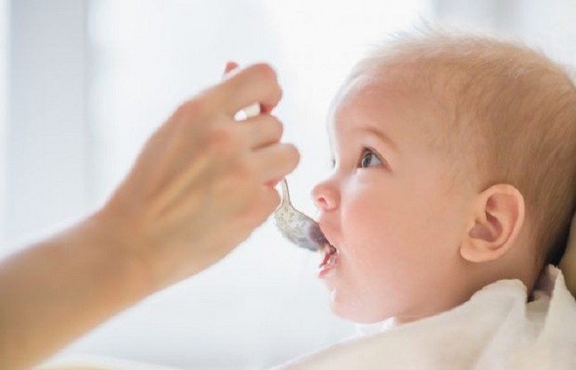 La leche con cereales para bebés no es una buena idea