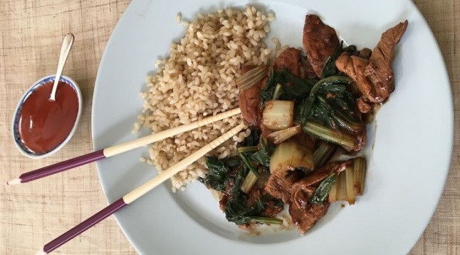 Wok de pollo con acelga oriental