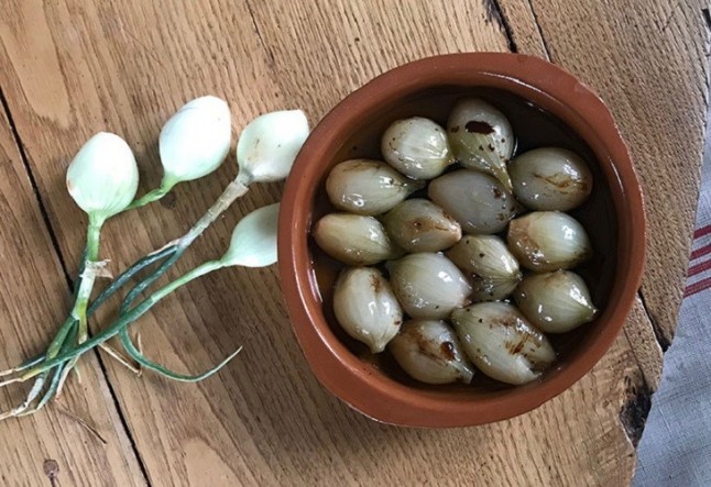 Cebollitas tiernas confitadas