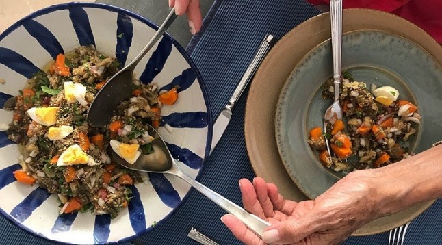 Berenjenas cremosas en ensalada con huevo duro picado