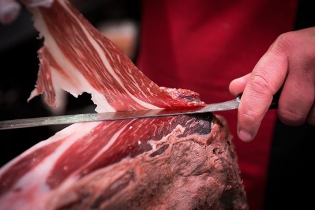 El corte manual del jamón ibérico preserva su calidad y cualidades