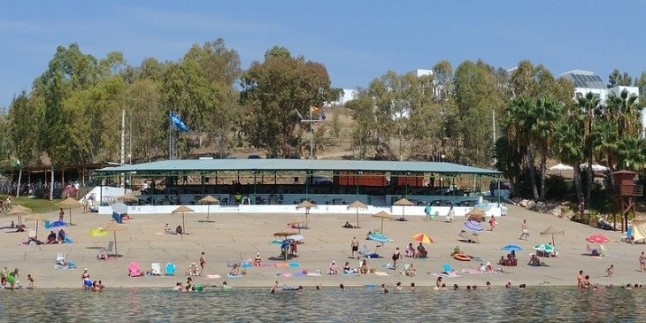 La playa de Orellana La Vieja revalida su Bandera Azul por noveno año consecutivo