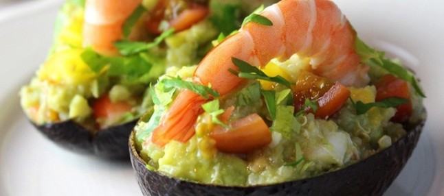 Aguacates con quinoa y langostinos