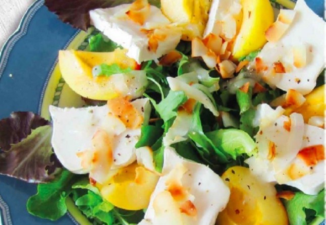 Ensalada de verano con albaricoques y coco