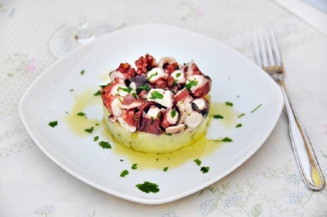 Pulpo con base de crema de patata