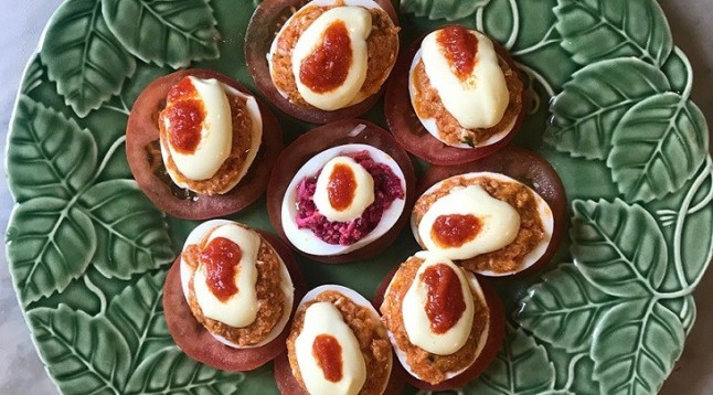 Huevos rellenos de atún