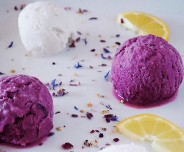 Helado cremoso de limón ácido y arándanos