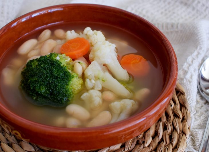 Te apetece una sopa vegana de verduras con coliflor